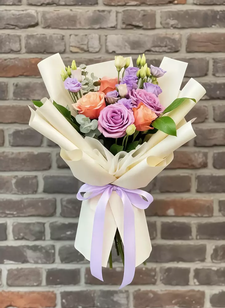 Букет цветов из: Лизиантусы и Розы в Аллерое