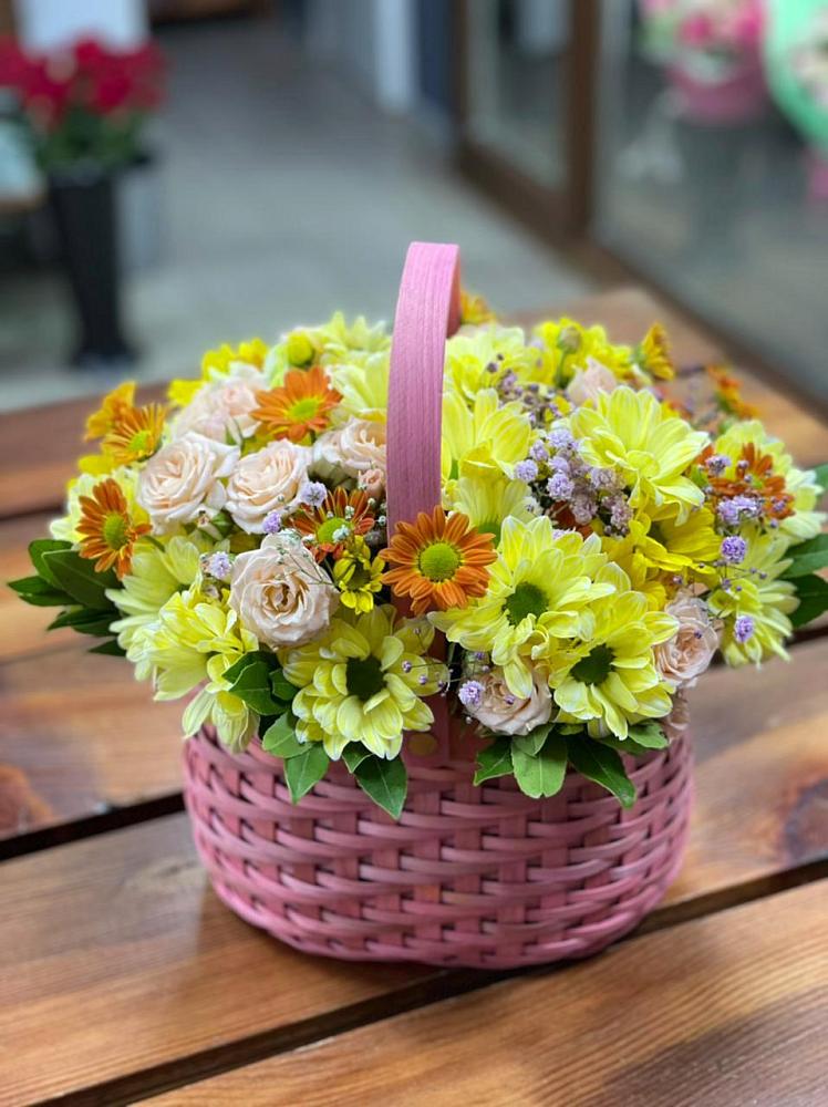 Цветочная композиция из Хризантемы и Розы в корзине в Аллерое