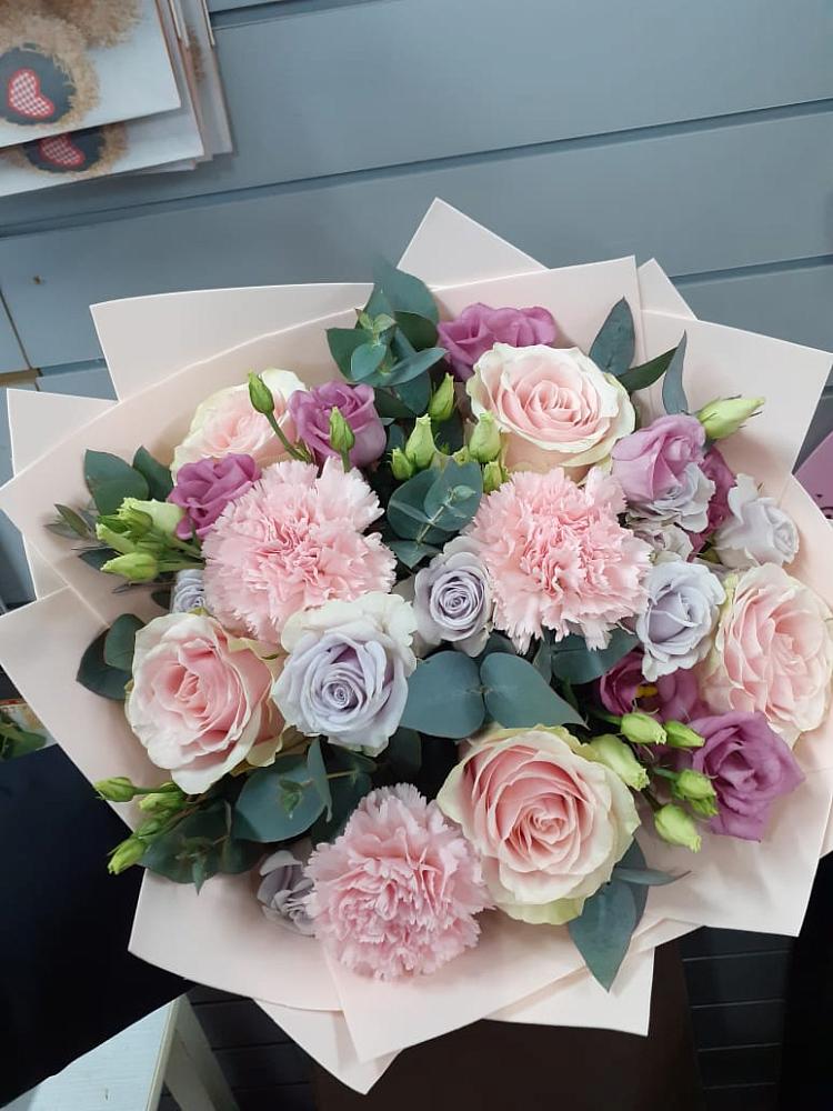 Букет цветов из: Розы, Гвоздики и Лизиантусы в Аллерое